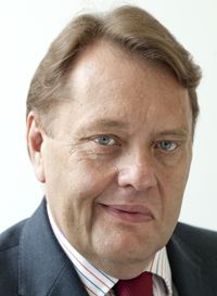 Skills minister backs professional apprenticeships
